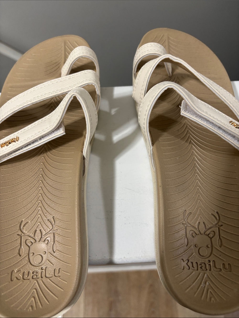 Women's Cream Thong Sandals size 9. Never worn
